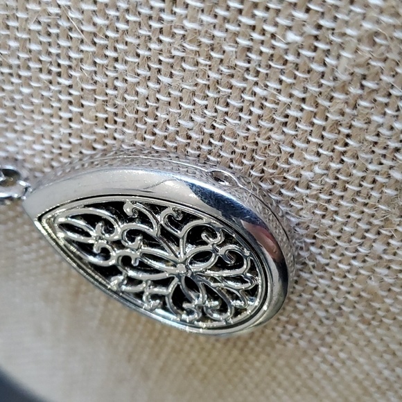 22 INCH TEARDROP PENDANT NECKLACE SILVER TONE SCENT DIFFUSER AROMA WATER DROP - Picture 3 of 8